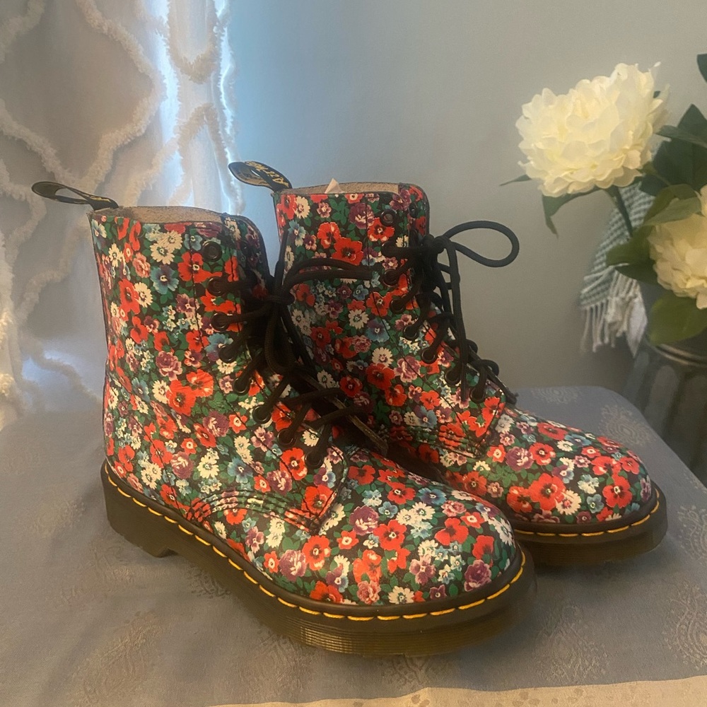 Dr. Martens Pascal boots